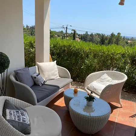 Дом отдыха Maison Au Calme Dans Privee Avec Piscine Vue Фрежюс