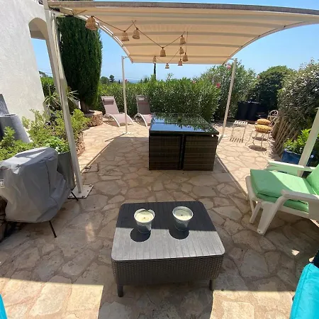 Prázdninový dům Maison Au Calme Dans Privee Avec Piscine Vue Fréjus